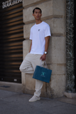 Vidéo du T-shirt Signature blanc Raconter Paris porté en ville, avec la broderie RC sur la poitrine
