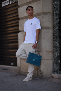 Vidéo du T-shirt Signature blanc Raconter Paris porté en ville, avec la broderie RC sur la poitrine
